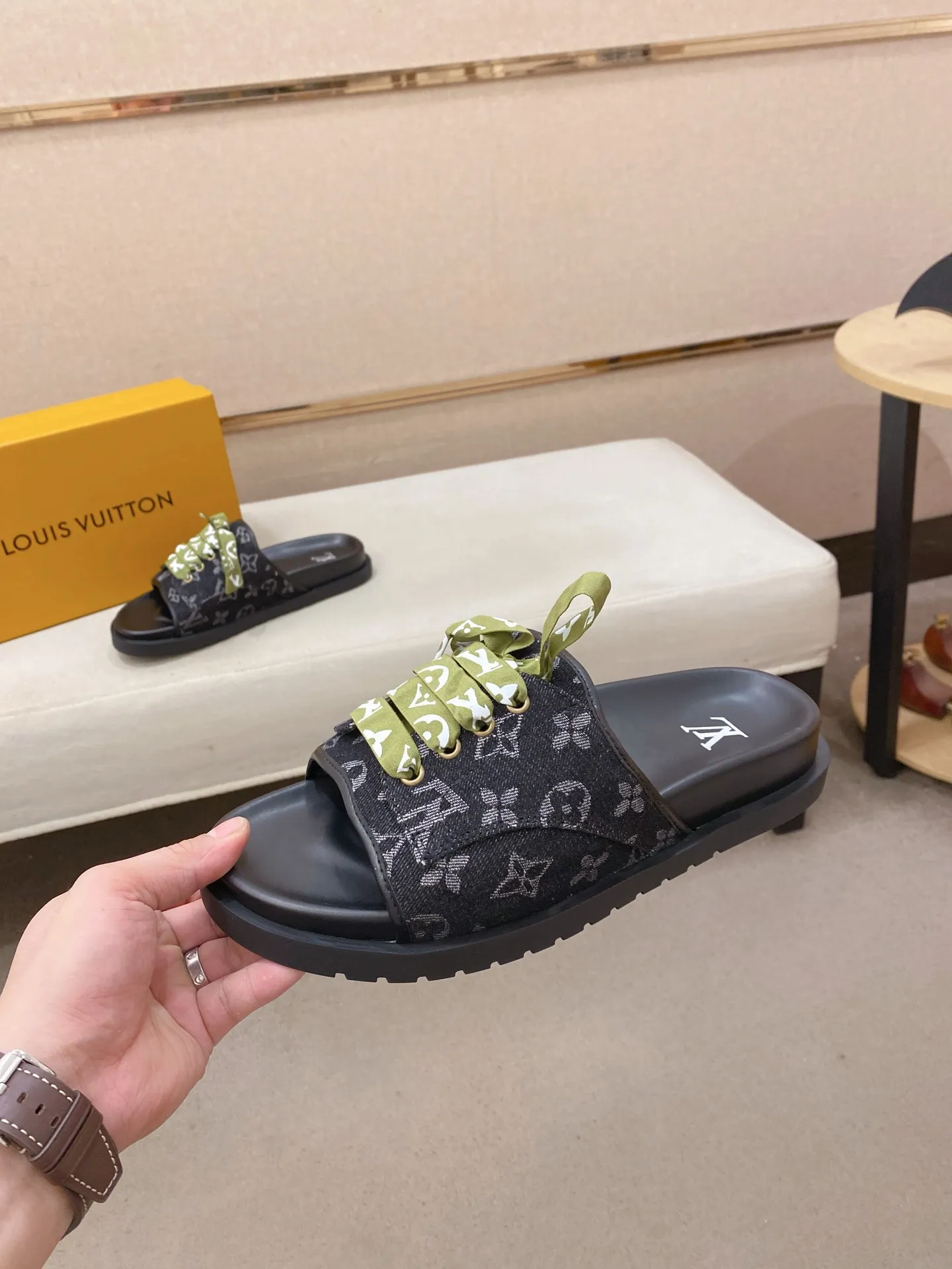 Men's shoes 💰: 340💰Made by LV🔍Top purchasing agents. Men's spring and summer slippers are available at the same counter. The uppers are imported cowhide from Italy, with logo graphics and high-quality craftsmanship. Soles: original soles specially provided by the original factory. Exclusive movable molded soles are super comfortable. Original goods follow orders. 🔍🔍High quality. You can enter and exit the counter at will. Welcome to compare. Size 38-44.